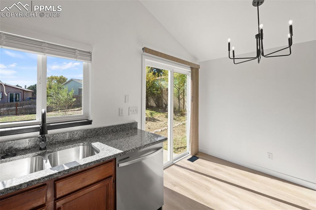 Image 9 of 32: Dining Room