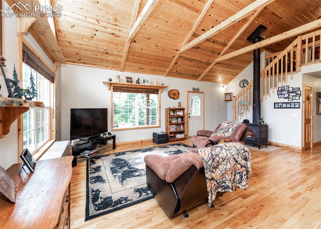 Image 17 of 50: Living Room