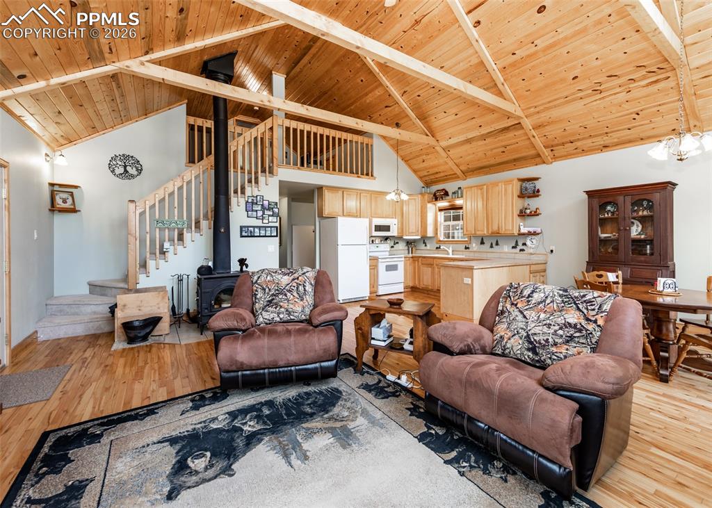 Image 18 of 50: Living Room