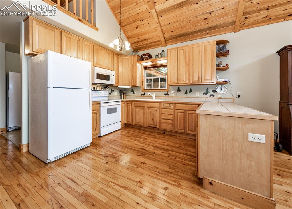 Image 30 of 50: Kitchen