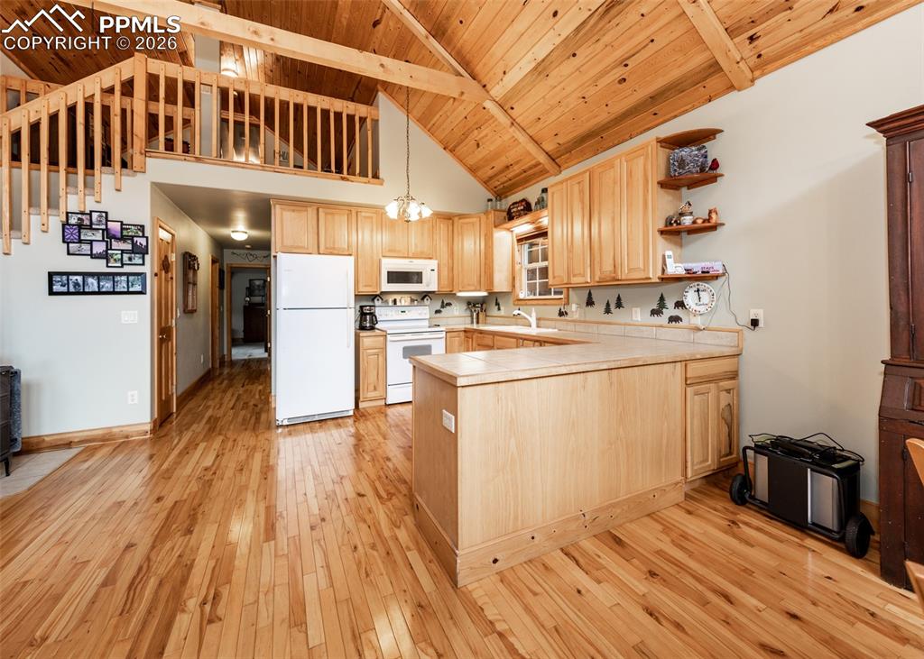 Image 31 of 50: Kitchen