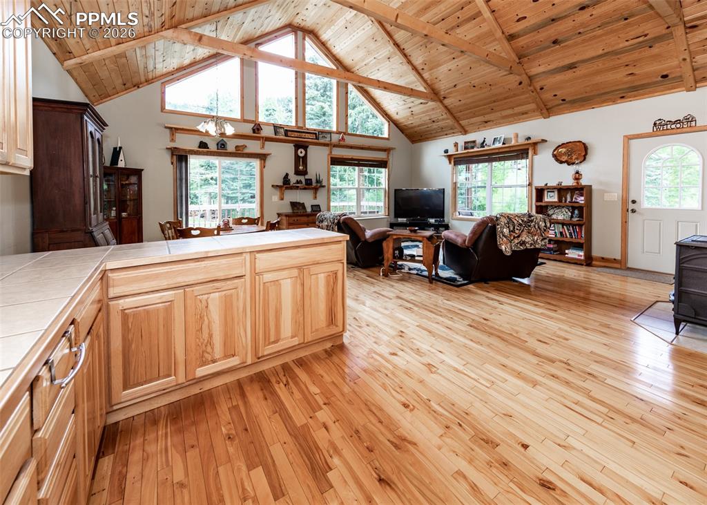 Image 33 of 50: Kitchen