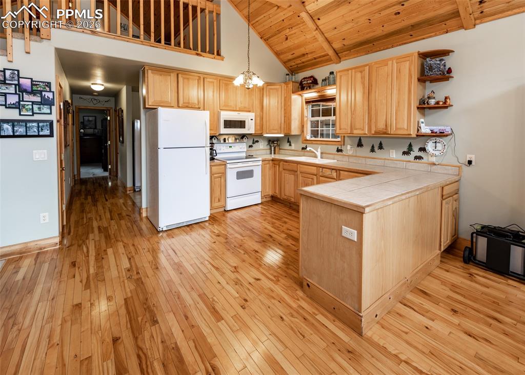 Image 34 of 50: Kitchen