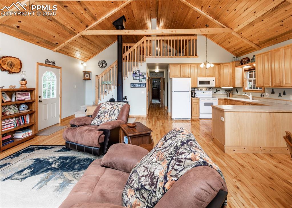 Image 37 of 50: Living Room