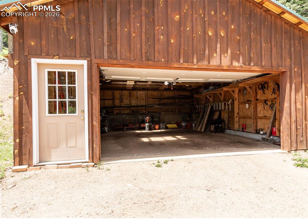 Image 48 of 50: Garage