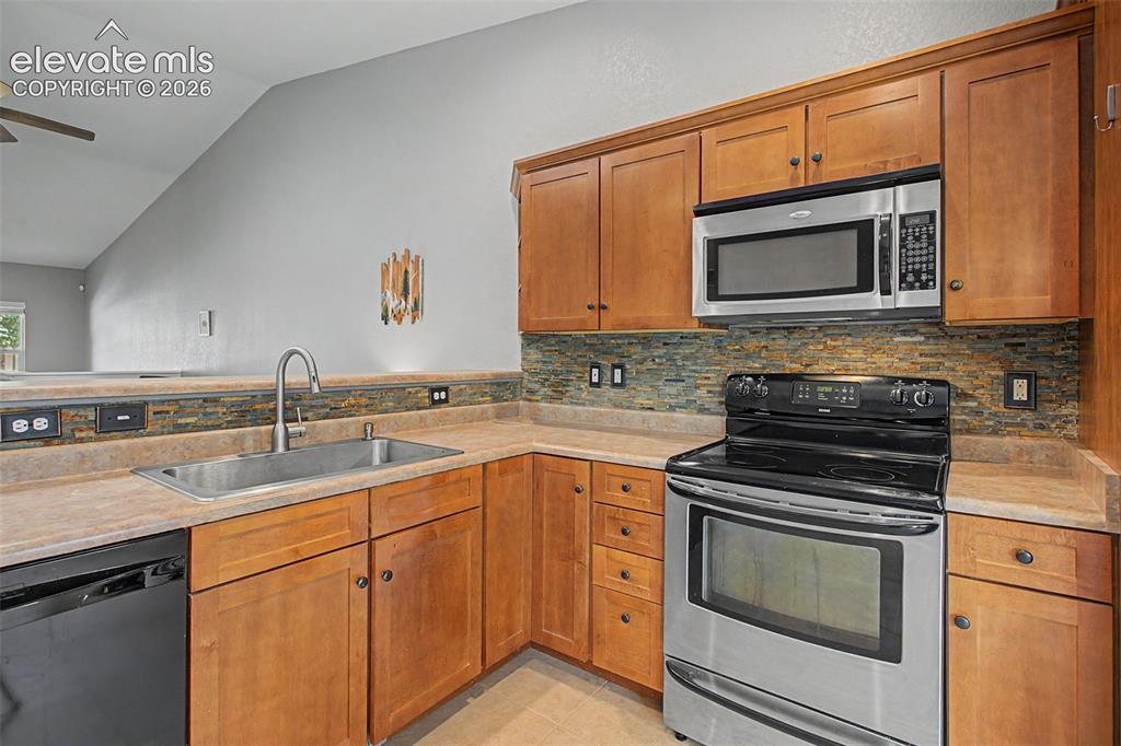 Image 10 of 32: Kitchen