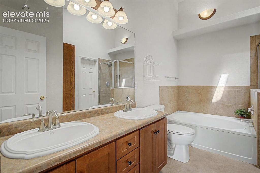 Image 14 of 32: Bathroom