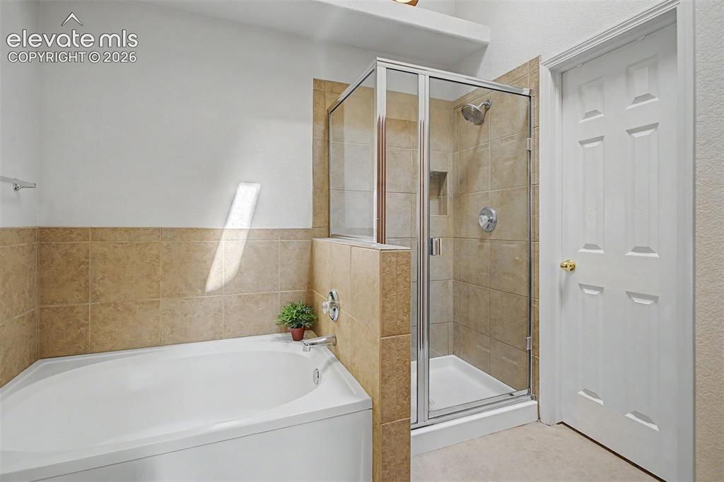 Image 15 of 32: Bathroom