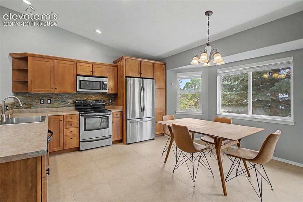 Image 7 of 32: Kitchen