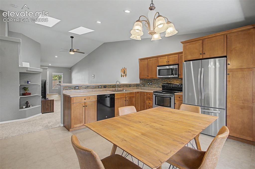 Image 8 of 32: Kitchen