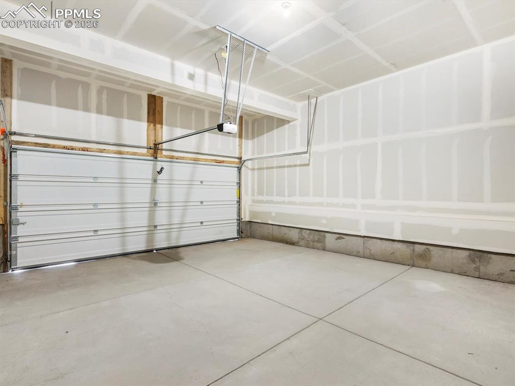 Image 12 of 27: Garage