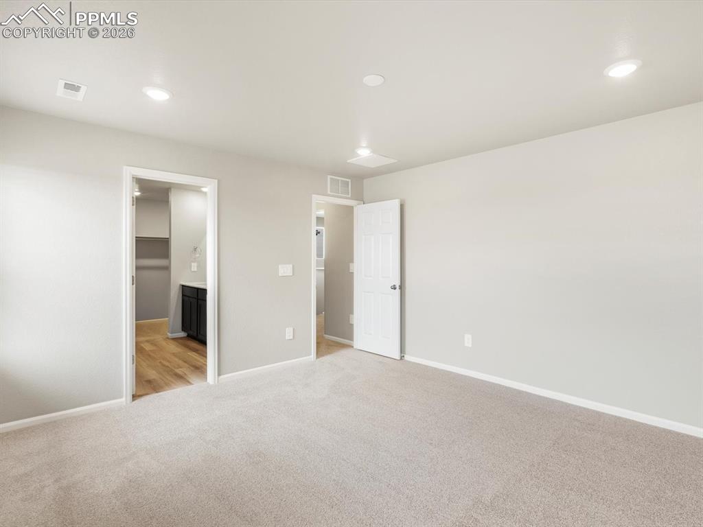 Image 16 of 27: Bedroom