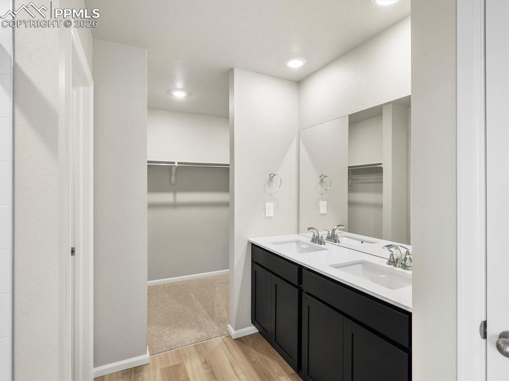 Image 17 of 27: Bathroom