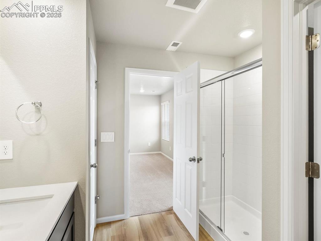 Image 18 of 27: Bathroom