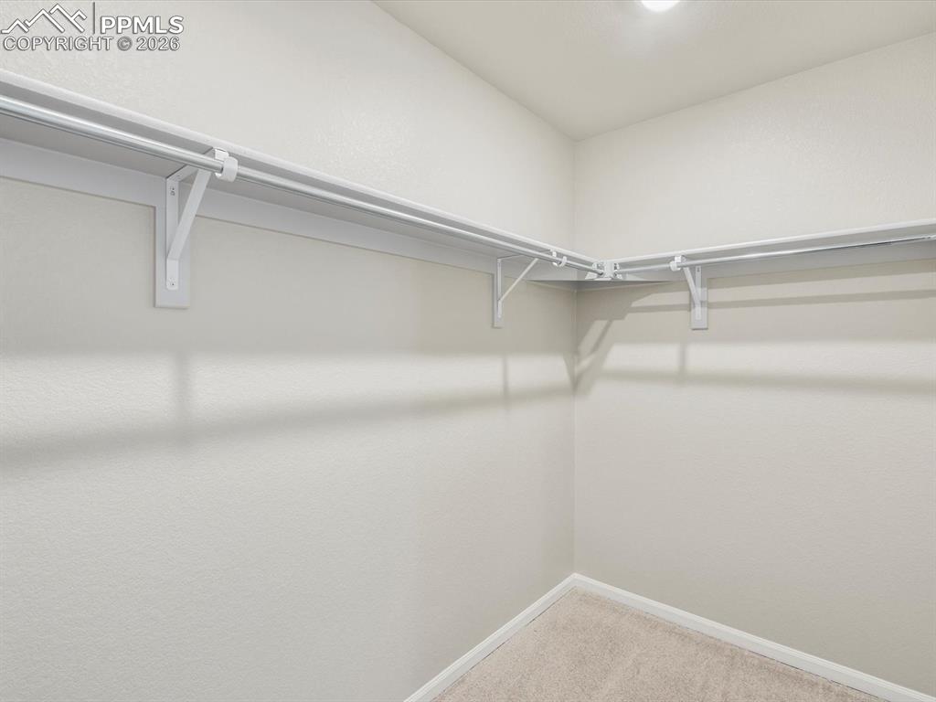 Image 19 of 27: Closet