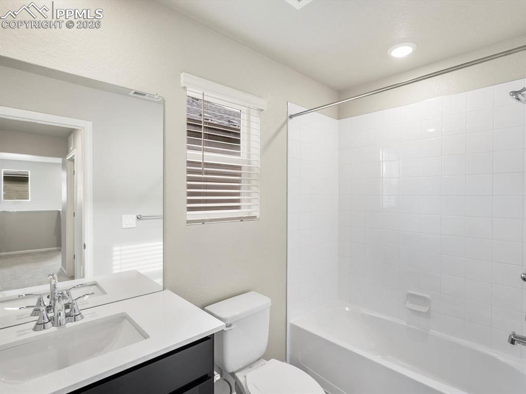 Image 23 of 27: Bathroom