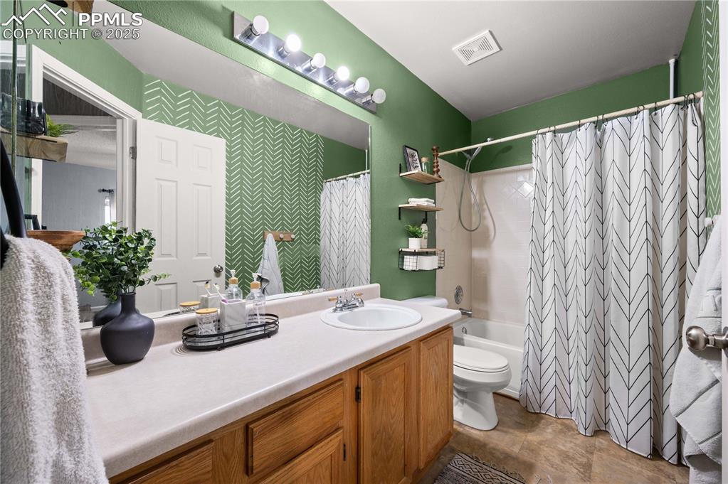 Image 18 of 30: Bathroom