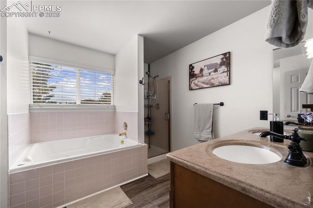 Image 22 of 30: Bathroom