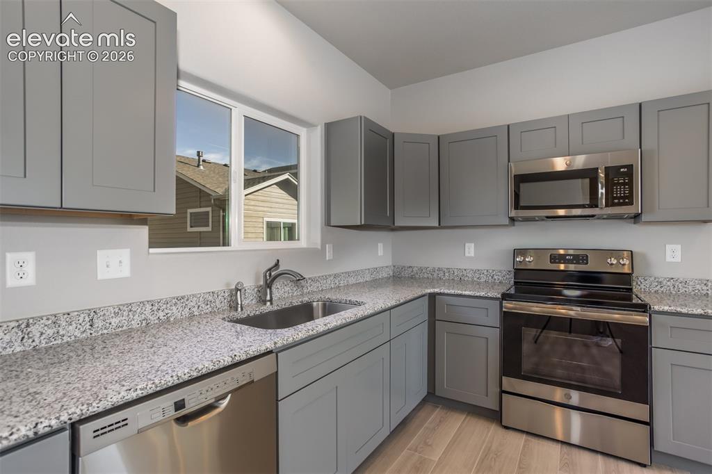 Image 4 of 9: Kitchen