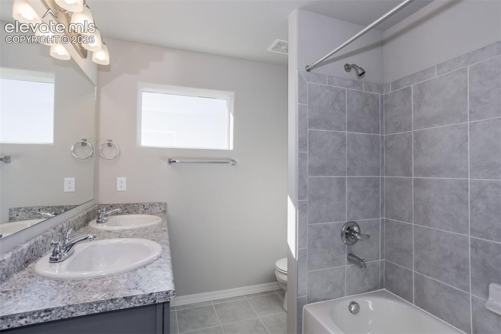 Image 6 of 9: Bathroom