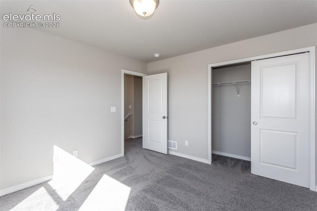 Image 8 of 9: Bedroom
