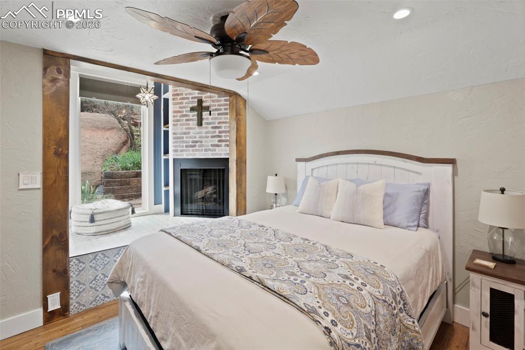 Image 16 of 49: Bedroom