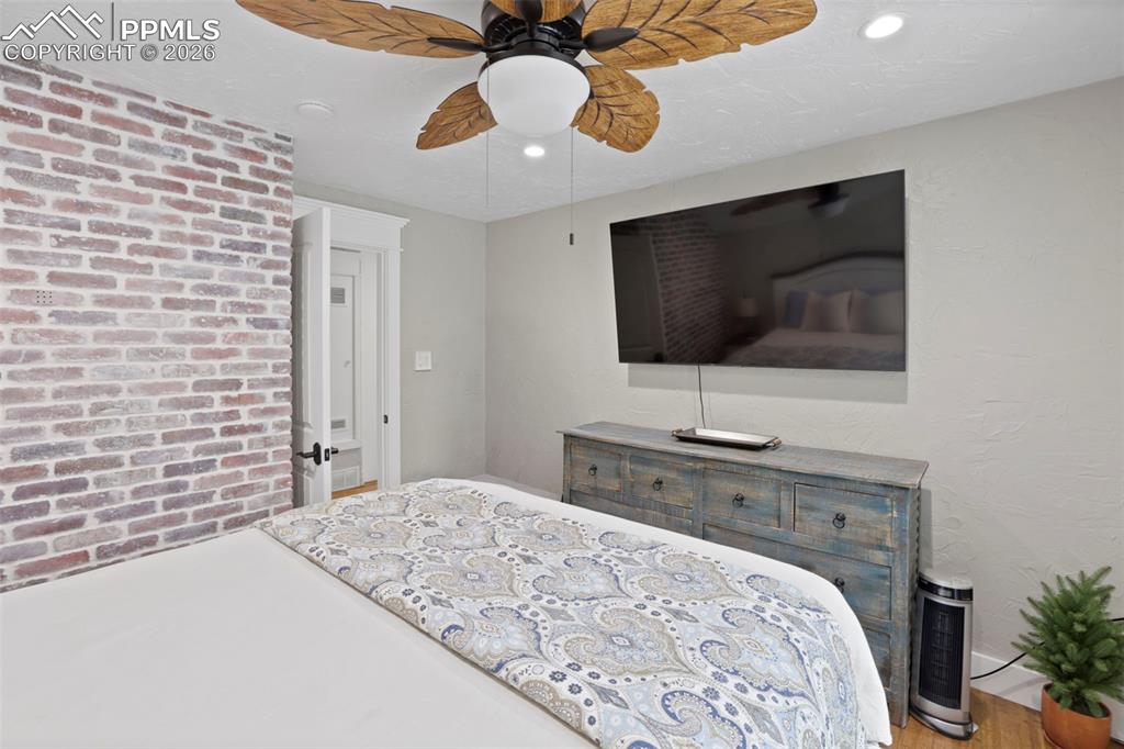 Image 18 of 49: Bedroom