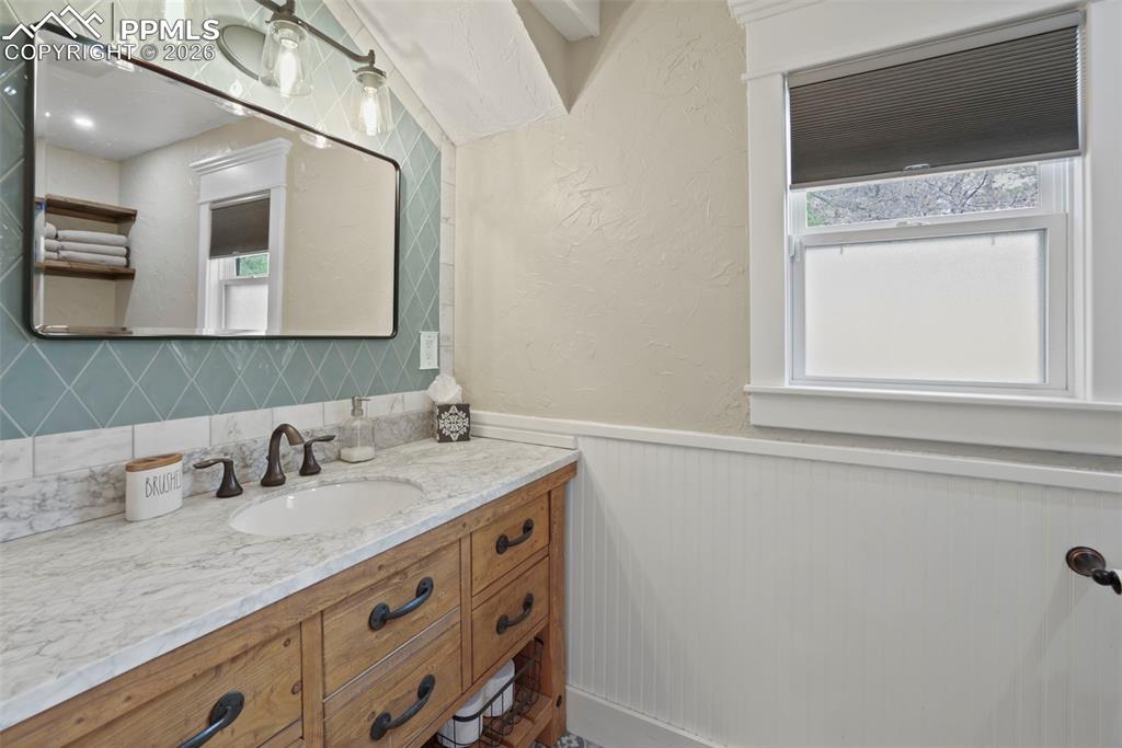 Image 20 of 49: Bathroom