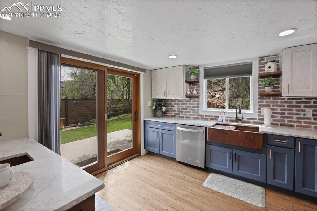 Image 7 of 49: Kitchen