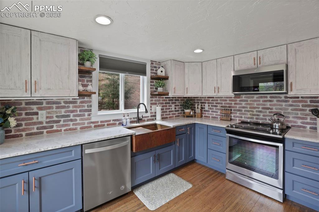 Image 8 of 49: Kitchen