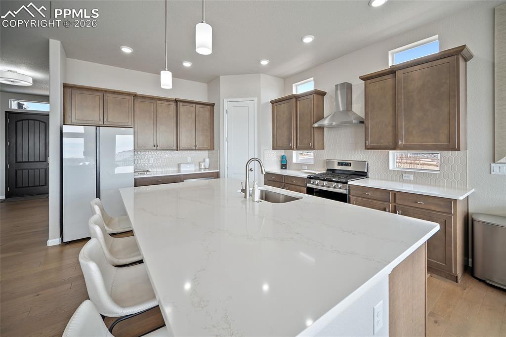 Image 10 of 50: Kitchen