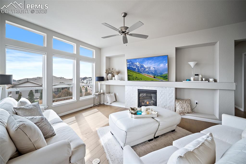 Image 16 of 50: Living Room