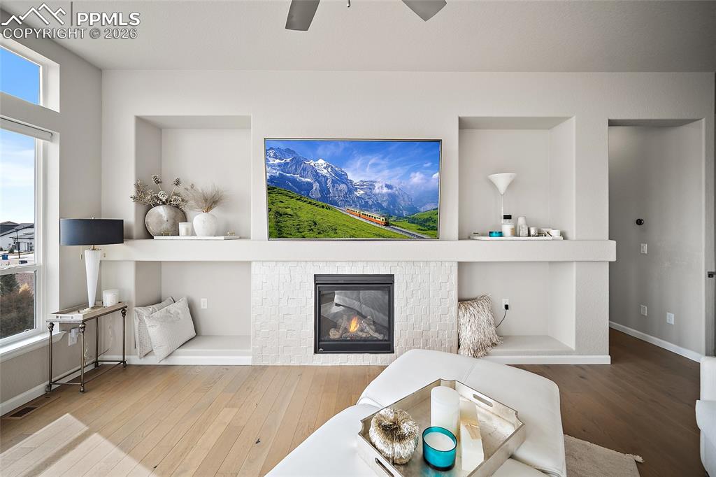 Image 18 of 50: Living Room