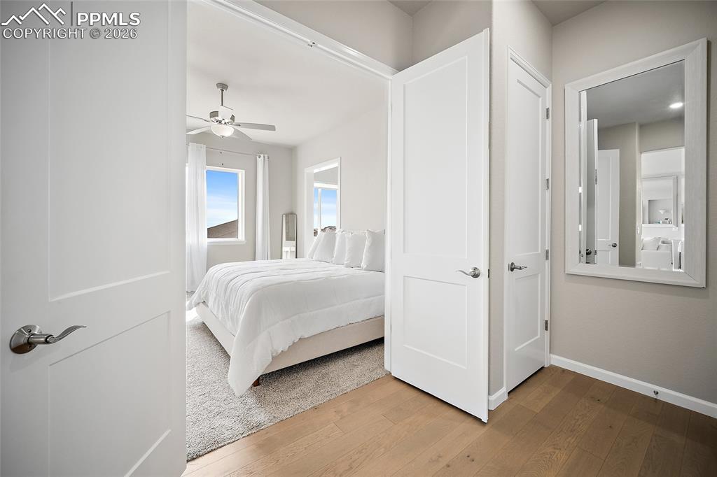 Image 21 of 50: Bedroom