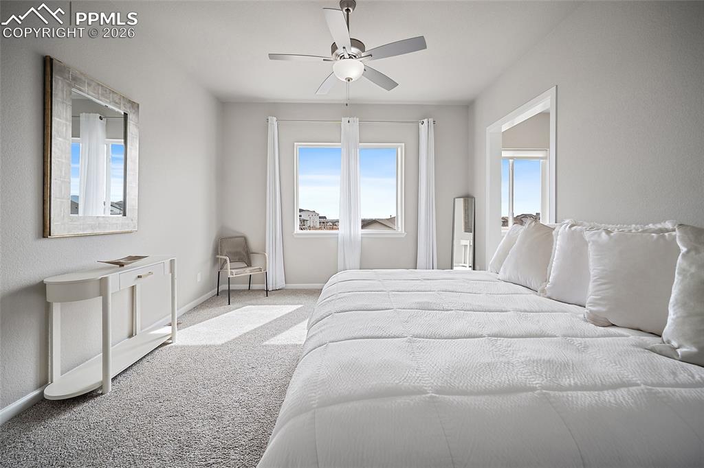 Image 22 of 50: Bedroom