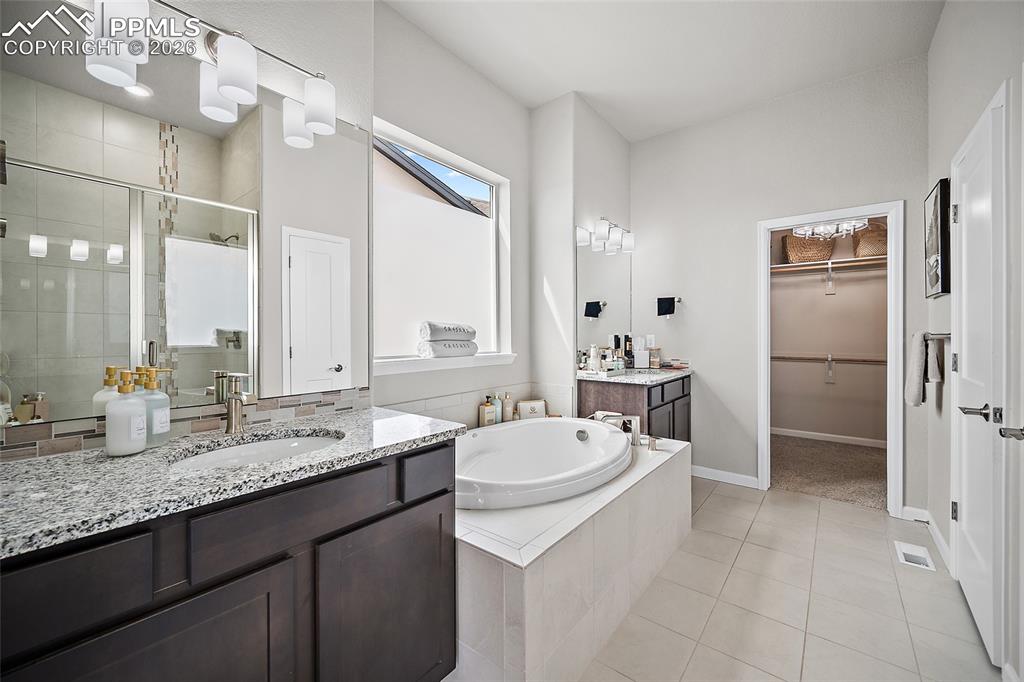 Image 27 of 50: Bathroom