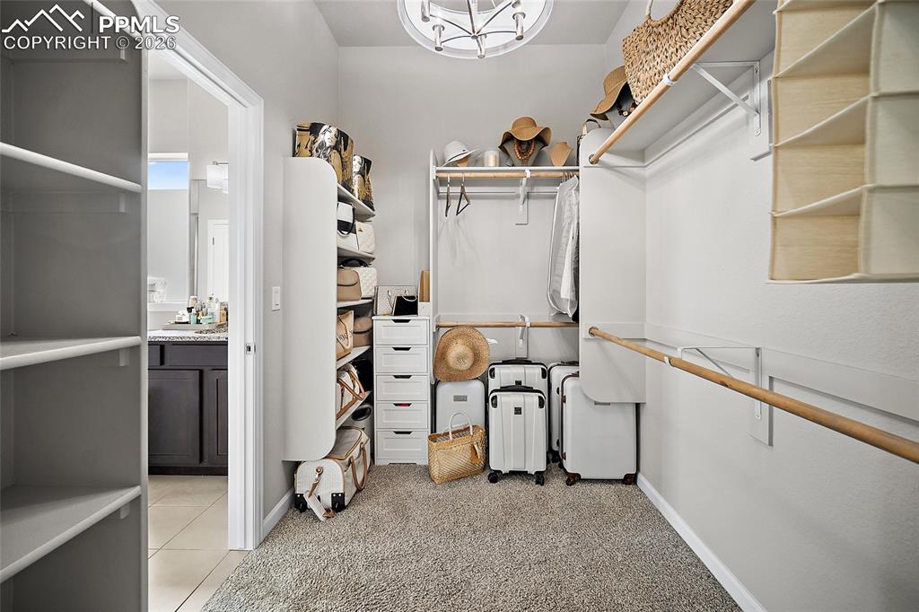 Image 29 of 50: Closet