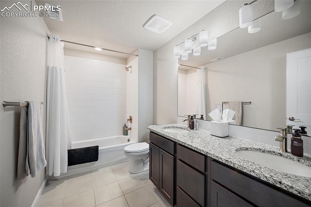 Image 38 of 50: Bathroom