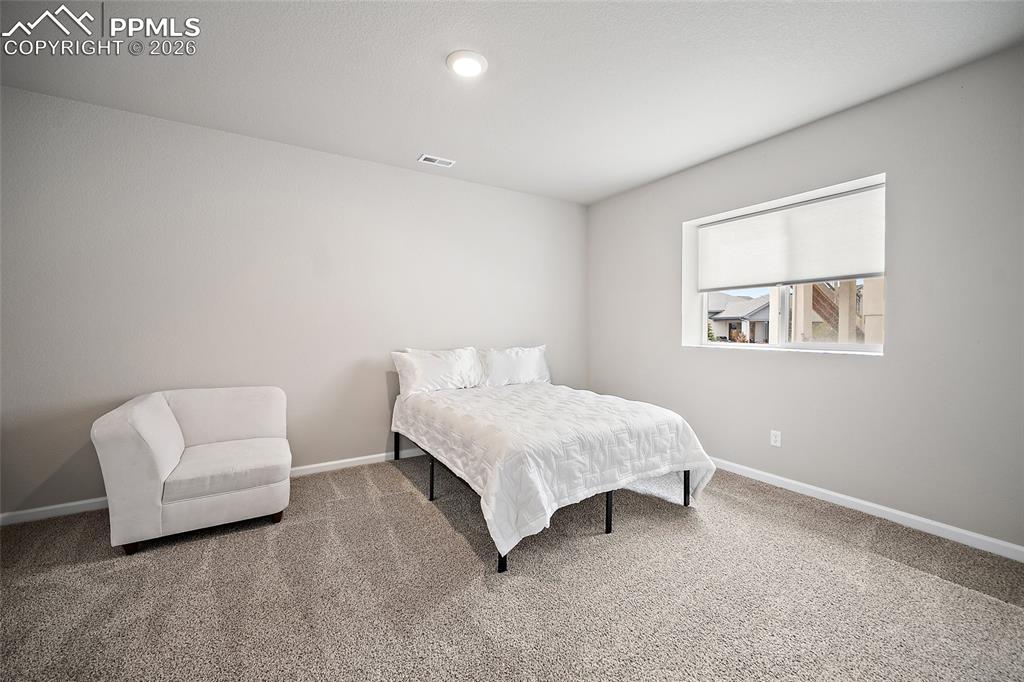 Image 39 of 50: Bedroom