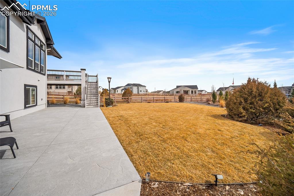 Image 43 of 50: Yard