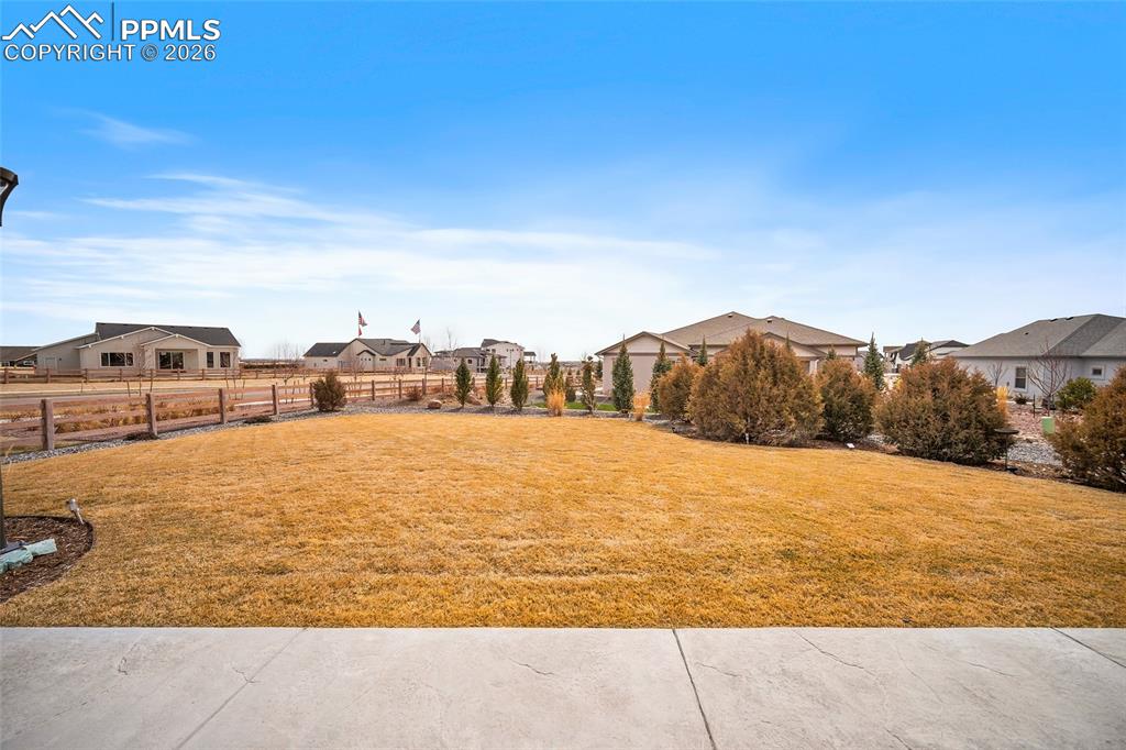 Image 45 of 50: Yard