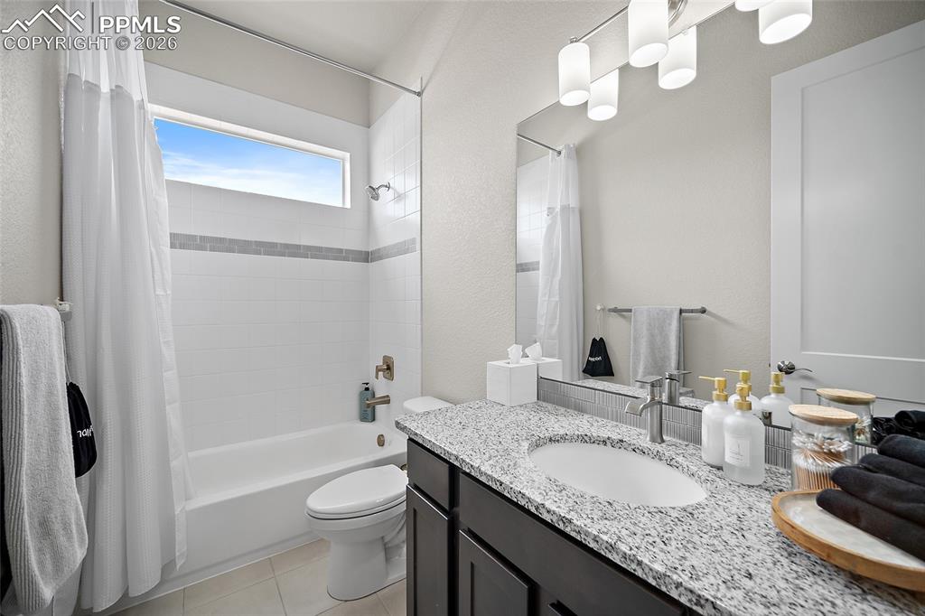 Image 5 of 50: Bathroom