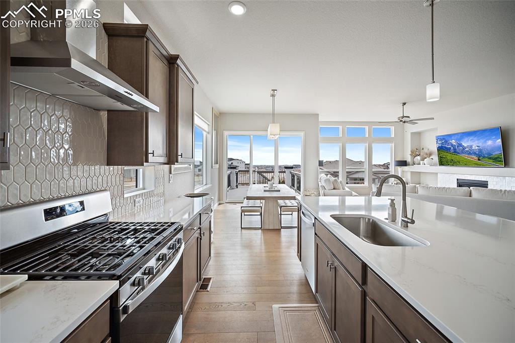 Image 8 of 50: Kitchen