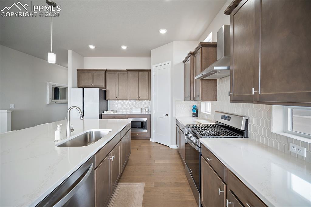 Image 9 of 50: Kitchen