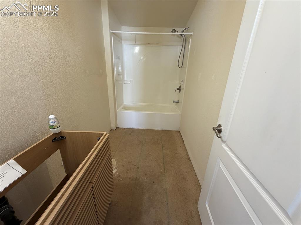 Image 13 of 17: Bathroom