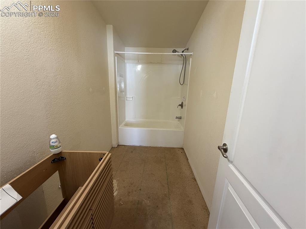 Image 14 of 17: Bathroom