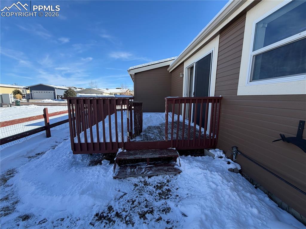 Image 17 of 17: Deck