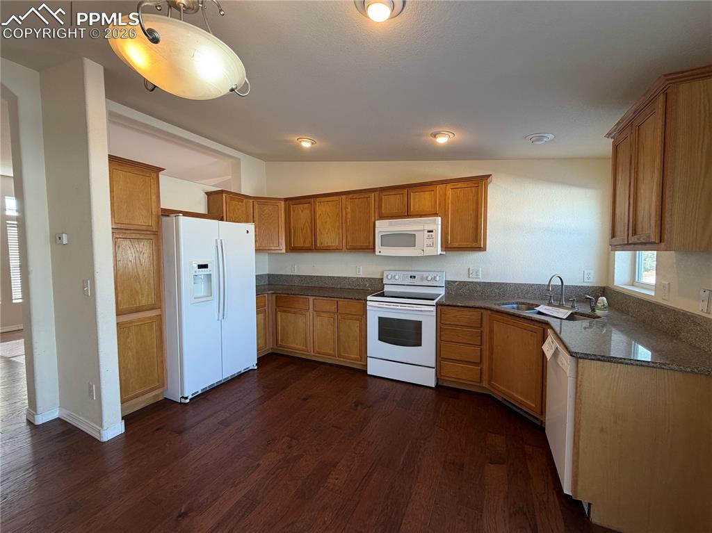 Image 6 of 17: Kitchen