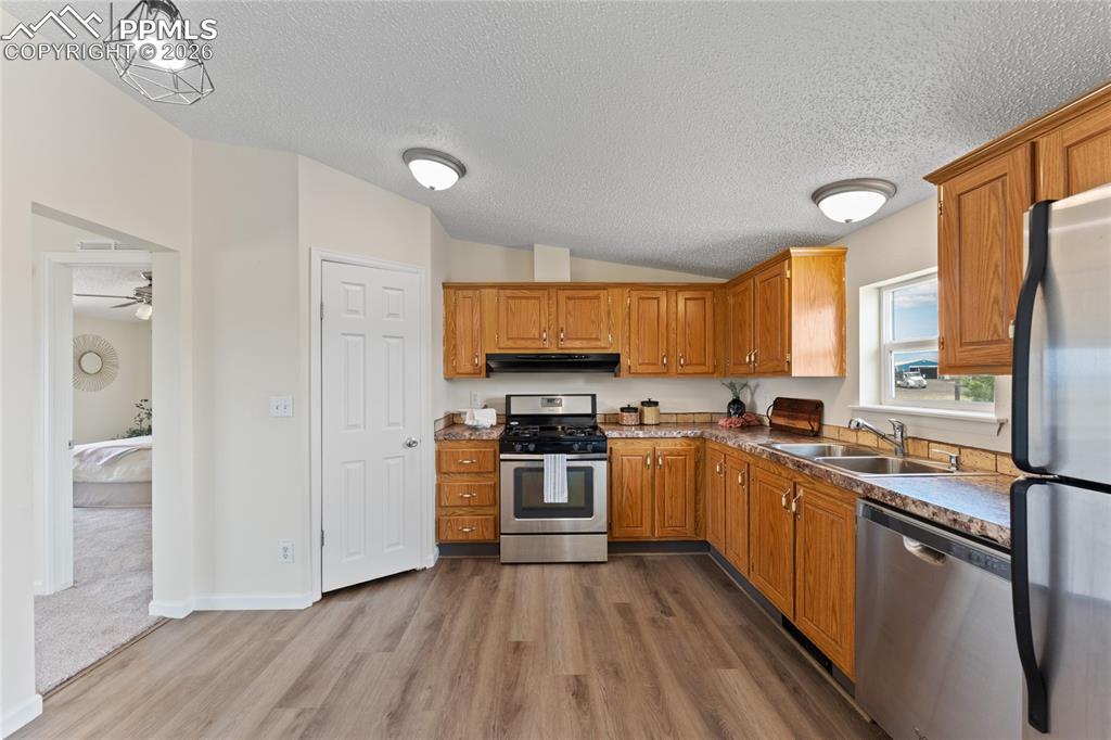 Image 10 of 39: Kitchen