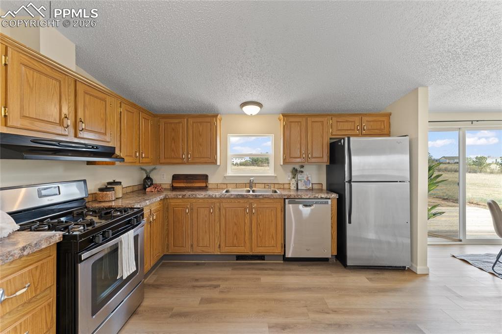 Image 12 of 39: Kitchen